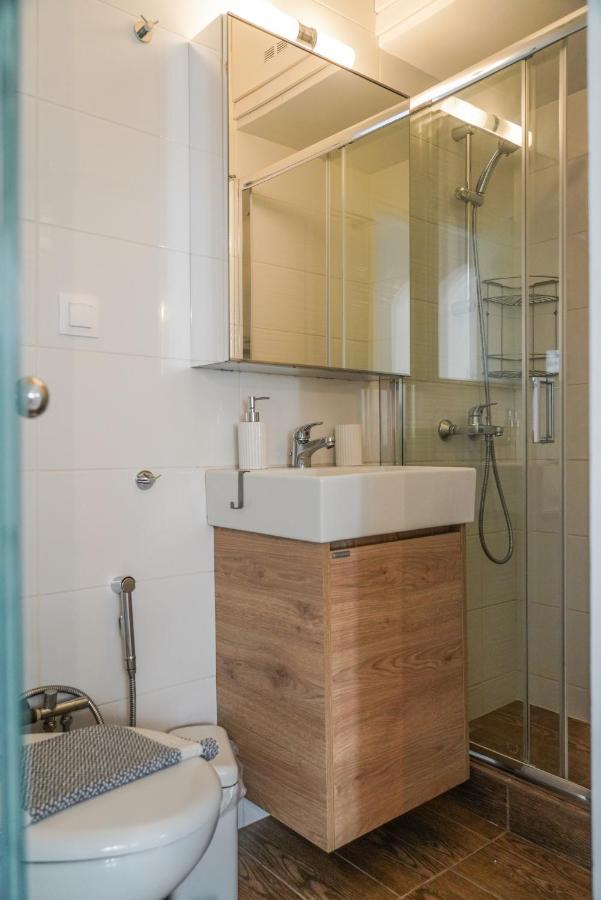 Breeze One Bedroom Apartment By Blupine Athena Bagian luar foto